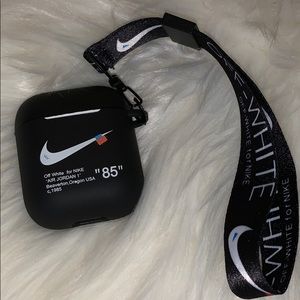 Black AirPod 1/2 case